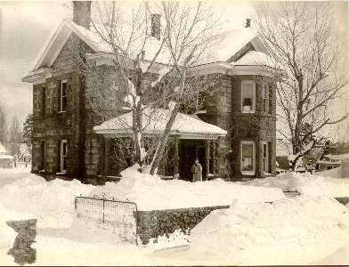 pullenhousesnow1940s2a.jpg (23504 bytes)